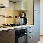 1 Bedroom Beautiful In דירה ורסי